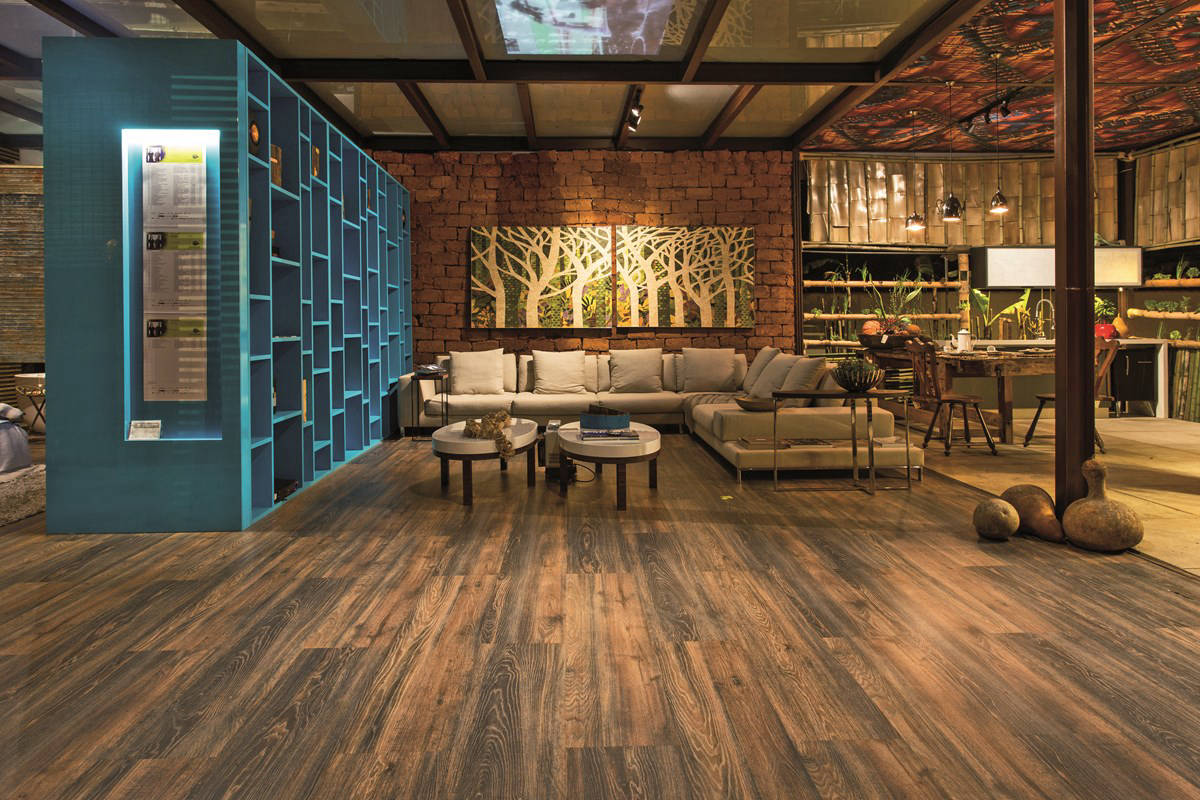Sala de estar com piso laminado Eucafloor New Elegance Canyon Black Oak